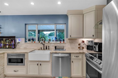 House in Margate, Florida 3 bedrooms, 106.47 sq.m. № 1752597 - photo 13