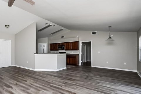 House in Lakeland, Florida 3 bedrooms, 130.9 sq.m. № 1905098 - photo 2