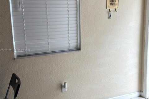 Immobilier commercial à louer à Miami, Floride: 281.59 m2 № 2170283 - photo 4