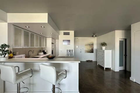Condo in Miami Beach, Florida  № 2026883 - photo 8