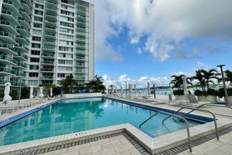 Condo in Miami Beach, Florida  № 2026883 - photo 27