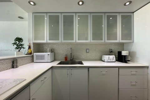 Condo in Miami Beach, Florida  № 2026883 - photo 2