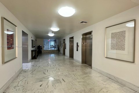 Condo in Miami Beach, Florida  № 2026883 - photo 17