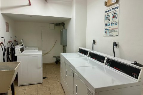 Condo in Miami Beach, Florida  № 2026883 - photo 25