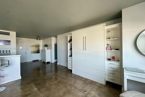 Condo in Miami Beach, Florida  № 2026883 - photo 9