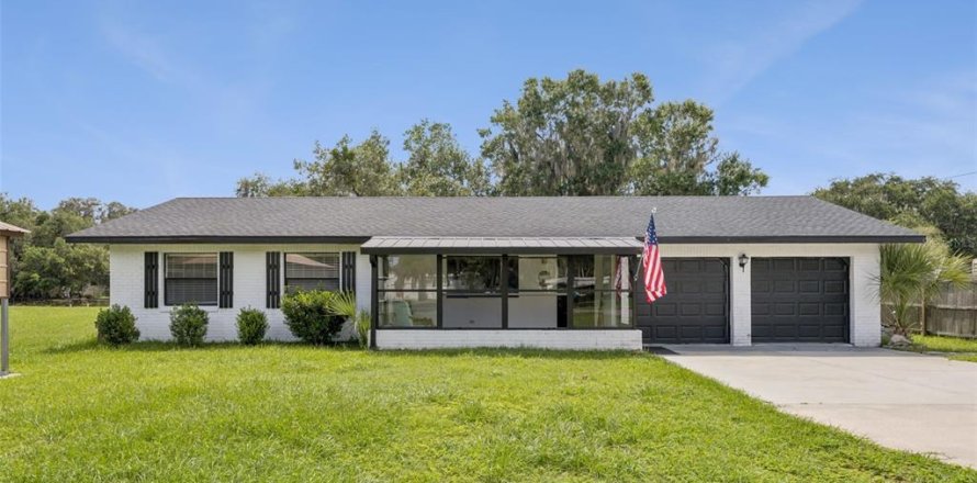 House in Geneva, Florida 3 bedrooms, 94.76 sq.m. № 2215980