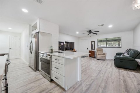 House in Geneva, Florida 3 bedrooms, 94.76 sq.m. № 2215980 - photo 8