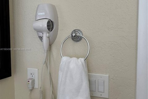 House in Fort Lauderdale, Florida 4 bedrooms, 123.56 sq.m. № 1985881 - photo 13