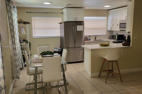 House in Fort Lauderdale, Florida 4 bedrooms, 123.56 sq.m. № 1985881 - photo 3