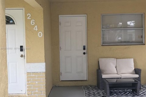 House in Fort Lauderdale, Florida 4 bedrooms, 123.56 sq.m. № 1985881 - photo 1