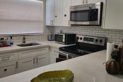 House in Fort Lauderdale, Florida 4 bedrooms, 123.56 sq.m. № 1985881 - photo 2