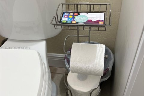 House in Fort Lauderdale, Florida 4 bedrooms, 123.56 sq.m. № 1985881 - photo 12