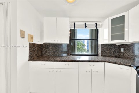 Condo in Sunny Isles Beach, Florida, 2 bedrooms  № 2081128 - photo 13
