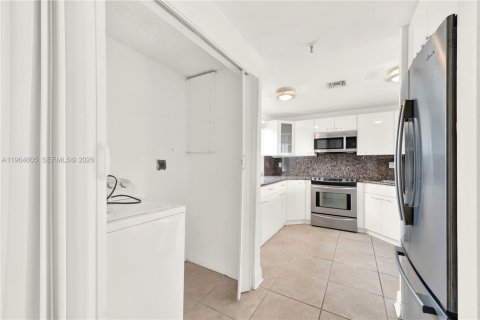 Condo in Sunny Isles Beach, Florida, 2 bedrooms  № 2081128 - photo 9