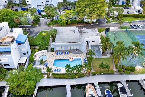 Condo in Sunny Isles Beach, Florida, 2 bedrooms  № 2081128 - photo 30