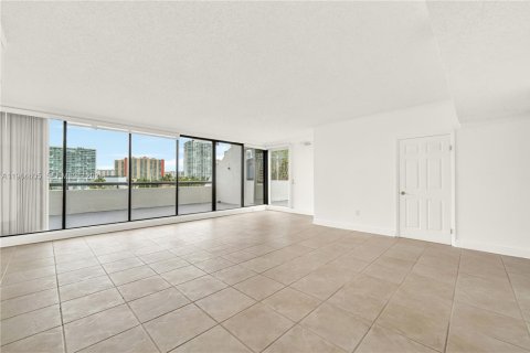 Condo in Sunny Isles Beach, Florida, 2 bedrooms  № 2081128 - photo 5