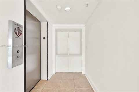 Condo in Sunny Isles Beach, Florida, 2 bedrooms  № 2081128 - photo 25