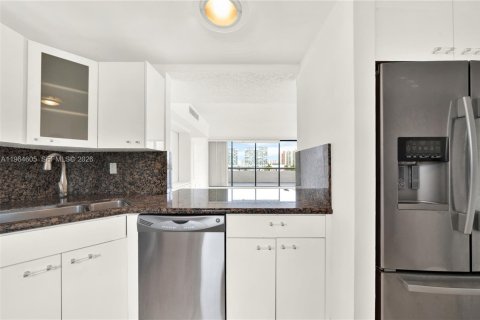 Condo in Sunny Isles Beach, Florida, 2 bedrooms  № 2081128 - photo 11