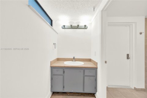 Condo in Sunny Isles Beach, Florida, 2 bedrooms  № 2081128 - photo 23