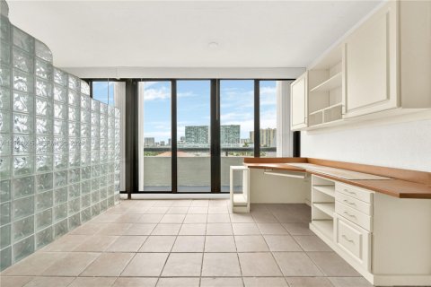 Condo in Sunny Isles Beach, Florida, 2 bedrooms  № 2081128 - photo 17