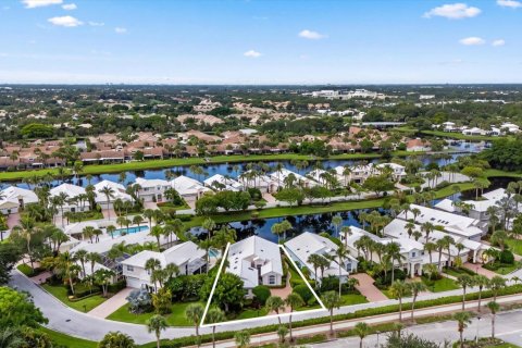 House in Jupiter, Florida 3 bedrooms, 210.7 sq.m. № 2188984 - photo 3