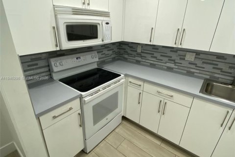 Condo in Miami, Florida, 1 bedroom  № 2002746 - photo 4