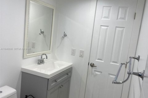 Condo in Miami, Florida, 1 bedroom  № 2002746 - photo 18