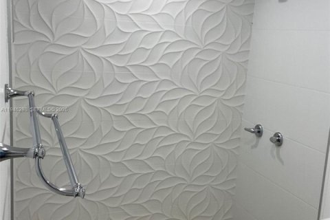 Condo in Miami, Florida, 1 bedroom  № 2002746 - photo 17