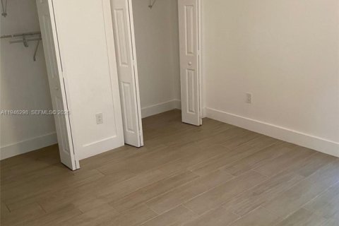 Condo in Miami, Florida, 1 bedroom  № 2002746 - photo 10