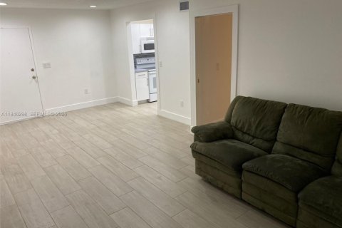 Condo in Miami, Florida, 1 bedroom  № 2002746 - photo 7