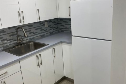 Condo in Miami, Florida, 1 bedroom  № 2002746 - photo 3