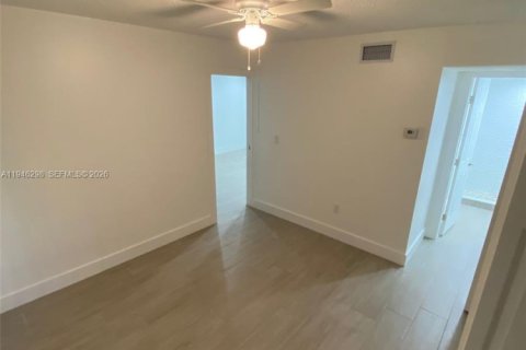 Condo in Miami, Florida, 1 bedroom  № 2002746 - photo 12