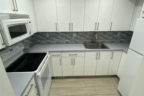 Condo in Miami, Florida, 1 bedroom  № 2002746 - photo 5