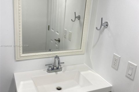 Condo in Miami, Florida, 1 bedroom  № 2002746 - photo 15