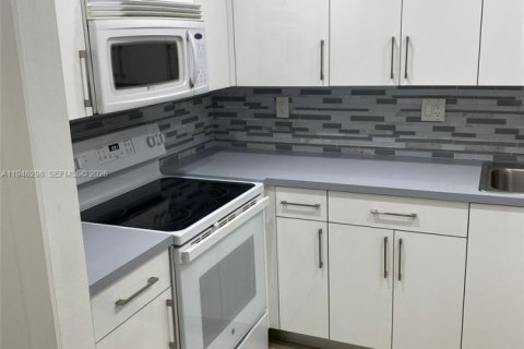 Condo in Miami, Florida, 1 bedroom  № 2002746 - photo 2