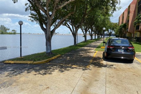 Condo in Miami, Florida, 1 bedroom  № 2002746 - photo 23