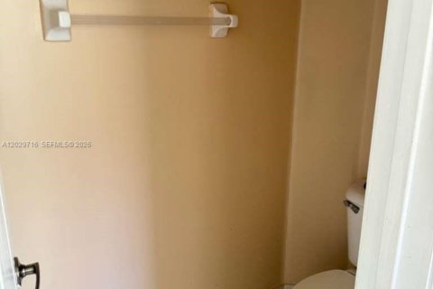 Villa ou maison à louer à Homestead, Floride: 3 chambres, 134.34 m2 № 2086574 - photo 11