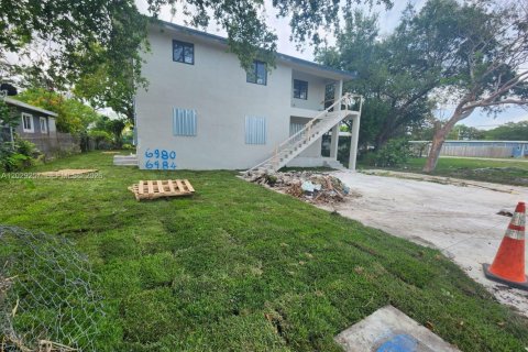 Villa ou maison à louer à Miami, Floride: 5 chambres, 176.51 m2 № 2190517 - photo 2