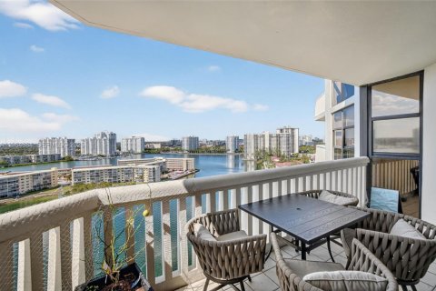 Condo in Aventura, Florida, 2 bedrooms  № 2027829 - photo 18