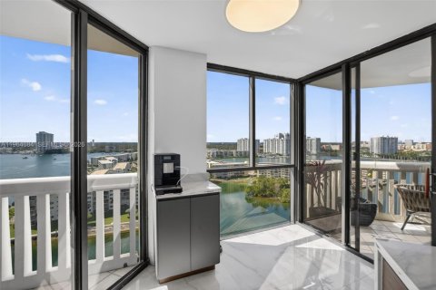 Condo in Aventura, Florida, 2 bedrooms  № 2027829 - photo 10