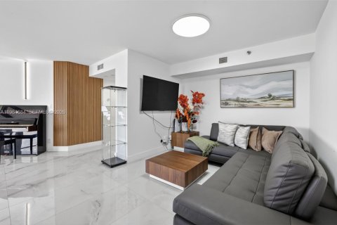 Condo in Aventura, Florida, 2 bedrooms  № 2027829 - photo 16