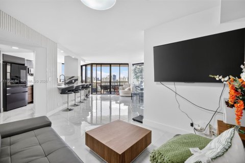 Condo in Aventura, Florida, 2 bedrooms  № 2027829 - photo 21