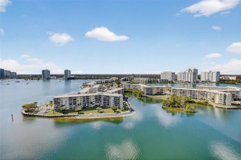 Condo in Aventura, Florida, 2 bedrooms  № 2027829 - photo 19