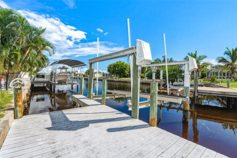 Villa ou maison à vendre à Port Charlotte, Floride: 2 chambres, 154.12 m2 № 2352254 - photo 4