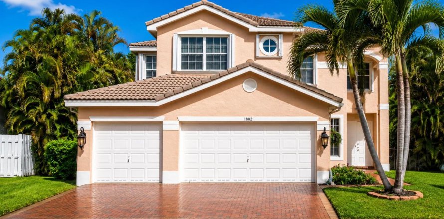 House in Miramar, Florida 6 bedrooms, 320.14 sq.m. № 2246023