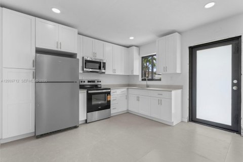 Villa ou maison à louer à Hialeah, Floride: 2 chambres, 65.03 m2 № 2154406 - photo 5