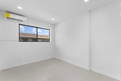 Villa ou maison à louer à Hialeah, Floride: 2 chambres, 65.03 m2 № 2154406 - photo 6