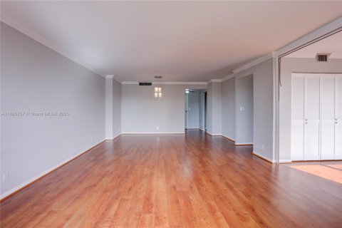 Condo in Hallandale Beach, Florida, 2 bedrooms  № 1794169 - photo 11