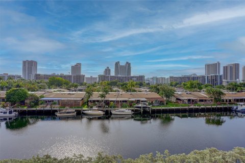 Condo in Hallandale Beach, Florida, 2 bedrooms  № 1794169 - photo 4
