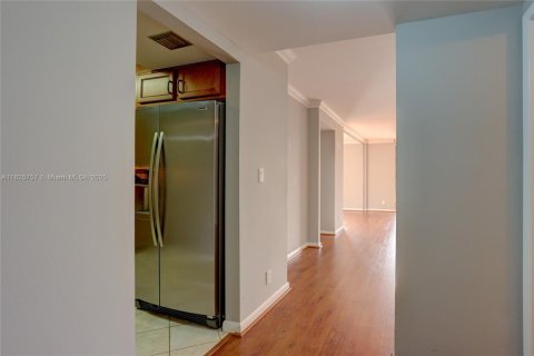 Condo in Hallandale Beach, Florida, 2 bedrooms  № 1794169 - photo 9